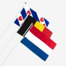 Fahnen Lassen Sie die Firmen, Büros und Messestände Ihrer Kunden auffallen. Entdecken Sie unser Sortiment  an Flaggen und die Auswahl an Zubehör.